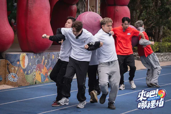 ▲阿本（前排左一）與SpeXial明杰、連晨翔、Teddy、黃偉晉、風田與六棒小杰（後排左一）、小煜、王子、敖犬、阿緯及威廉分組競賽。（圖／TVBS提供）