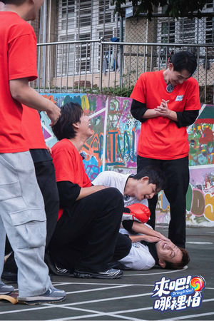 ▲阿本（前排左一）與SpeXial明杰、連晨翔、Teddy、黃偉晉、風田與六棒小杰（後排左一）、小煜、王子、敖犬、阿緯及威廉分組競賽。（圖／TVBS提供）