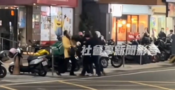 ▲有網友在網路社群PO出影片，畫面中是2名機車騎士疑因行車糾紛，雙方當街發生肢體衝突大打出手，市警二分局警方到場查處。（圖／翻攝自社會事新聞影音）