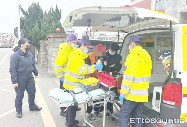 ▲大園警方為鄭姓老翁通報119協助治療並送醫治療。（圖／記者沈繼昌翻攝）