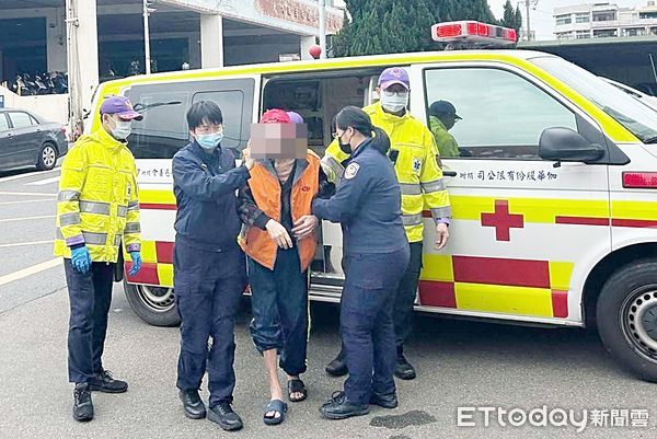 ▲大園警方將鄭姓老翁護送返家。（圖／記者沈繼昌翻攝）