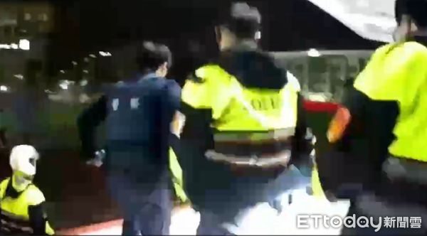 ▲▼吳姓男子在寒假期間闖校園，騷擾校內考生被警方帶回保護管束。（圖／記者邱中岳翻攝）
