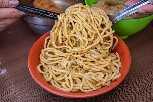 ▲▼員林一碗15元的炒麵，內用還可以加湯喝到飽。（圖／部落客美熊提供）