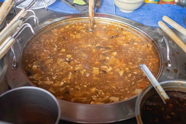 ▲▼員林一碗15元的炒麵，內用還可以加湯喝到飽。（圖／部落客美熊提供）