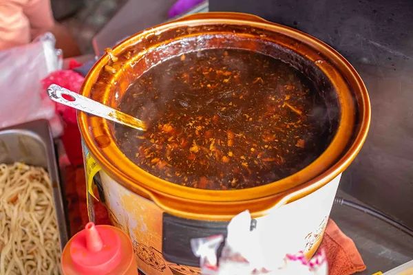 ▲▼員林一碗15元的炒麵，內用還可以加湯喝到飽。（圖／部落客美熊提供）