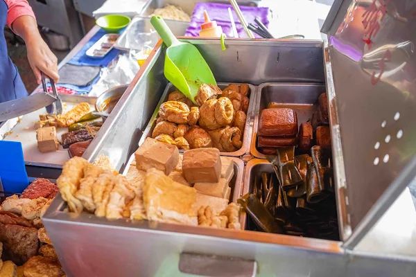 ▲▼員林一碗15元的炒麵，內用還可以加湯喝到飽。（圖／部落客美熊提供）