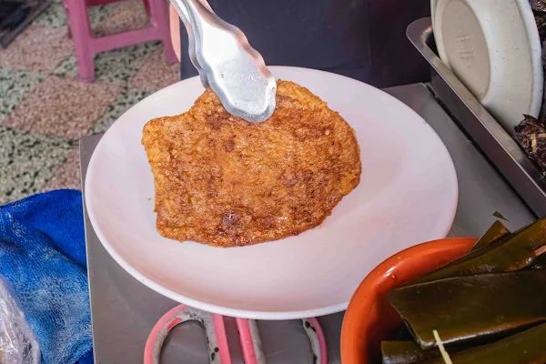 ▲▼員林一碗15元的炒麵，內用還可以加湯喝到飽。（圖／部落客美熊提供）