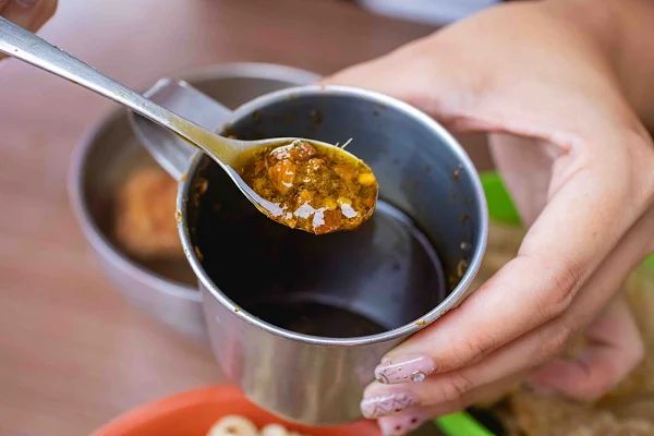 ▲▼員林一碗15元的炒麵，內用還可以加湯喝到飽。（圖／部落客美熊提供）