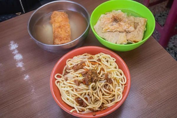 ▲▼員林一碗15元的炒麵，內用還可以加湯喝到飽。（圖／部落客美熊提供）
