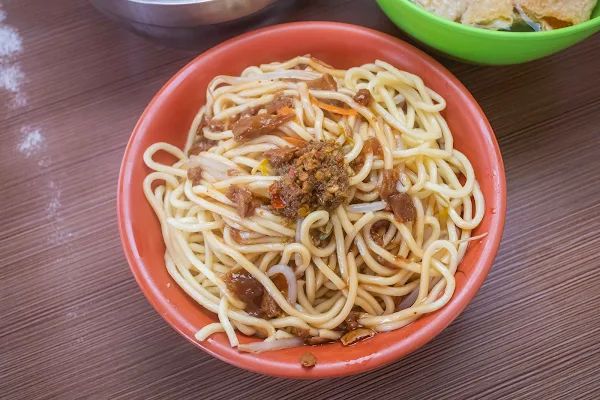 ▲▼員林一碗15元的炒麵，內用還可以加湯喝到飽。（圖／部落客美熊提供）
