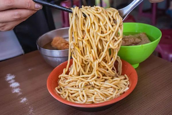▲▼員林一碗15元的炒麵，內用還可以加湯喝到飽。（圖／部落客美熊提供）