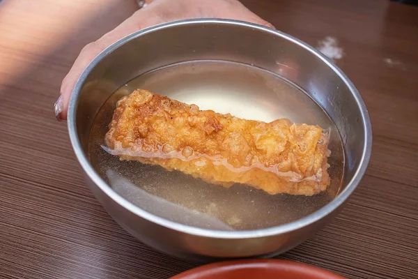 ▲▼員林一碗15元的炒麵，內用還可以加湯喝到飽。（圖／部落客美熊提供）