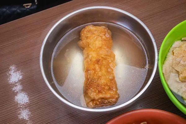 ▲▼員林一碗15元的炒麵，內用還可以加湯喝到飽。（圖／部落客美熊提供）