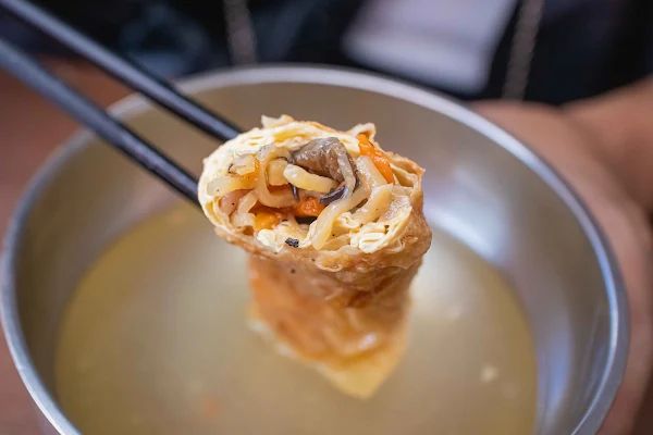 ▲▼員林一碗15元的炒麵，內用還可以加湯喝到飽。（圖／部落客美熊提供）