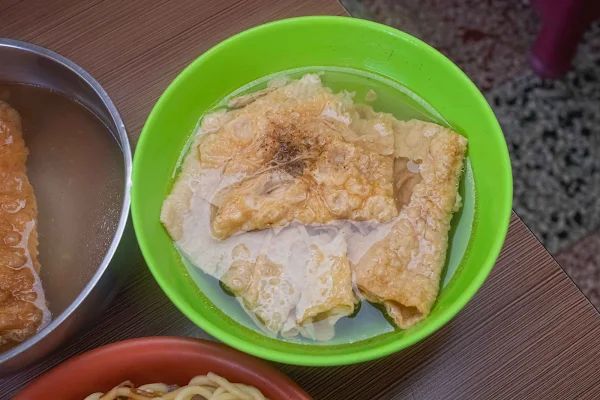 ▲▼員林一碗15元的炒麵，內用還可以加湯喝到飽。（圖／部落客美熊提供）