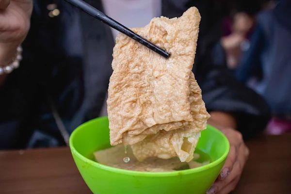 ▲▼員林一碗15元的炒麵，內用還可以加湯喝到飽。（圖／部落客美熊提供）