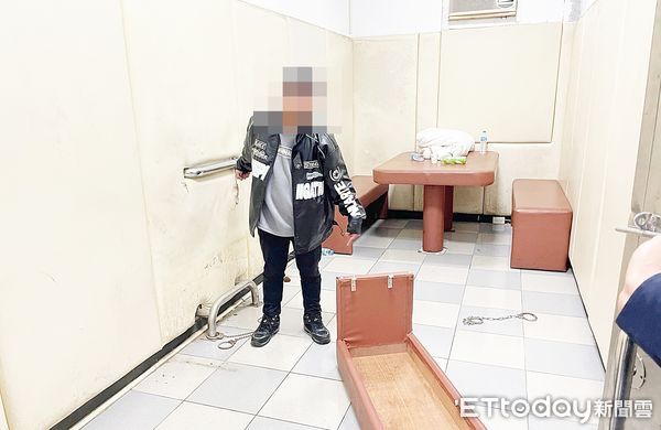 ▲桃園市詹姓男子去年11月暢飲6瓶啤酒後騎車返家途中遭警方攔檢，酒測值高達每公升1.07毫克，在拘留所被上腳鐐拘留時竟毀損腳鐐與戒護椅。（資料照／記者沈繼昌翻攝）