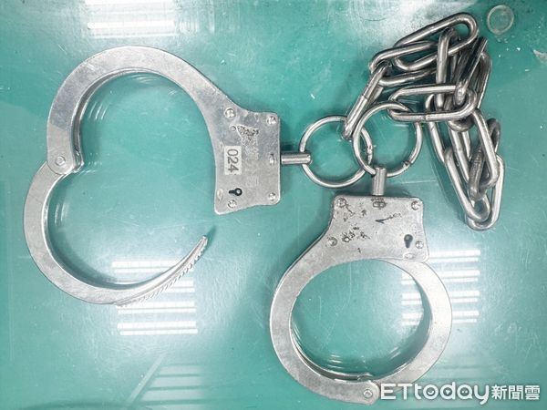 ▲桃園市詹姓男子酒駕遭警方拘留時毀損腳鐐等證物。（資料照／記者沈繼昌翻攝）