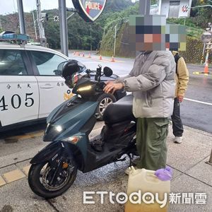 機車沒油卡山區　員警熱心協助