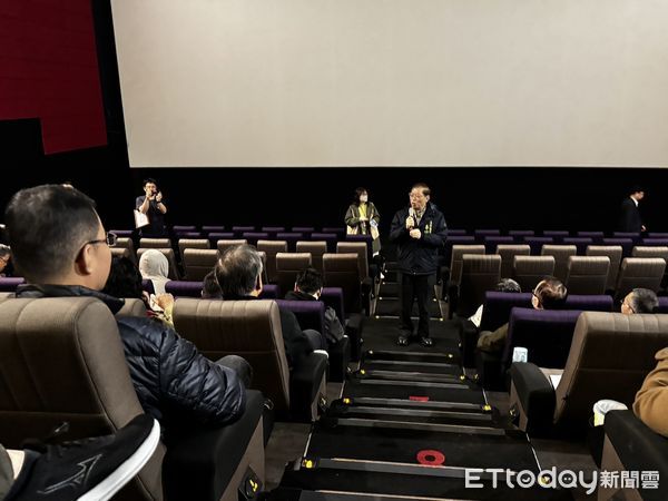 ▲台南西門新光影城7日舉辦一場「烈火救援」電影特映會，安排台南市消防局人員觀看，並提供爆米花及飲料，以實際行動表達對消防人員支持與敬意。（圖／記者林東良翻攝，下同）