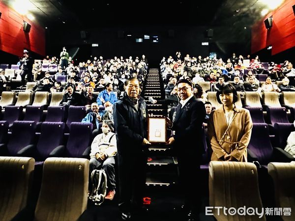 ▲台南西門新光影城7日舉辦一場「烈火救援」電影特映會，安排台南市消防局人員觀看，並提供爆米花及飲料，以實際行動表達對消防人員支持與敬意。（圖／記者林東良翻攝，下同）