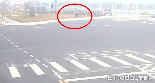 ▲▼張姓嫌犯將趙林姓婦人屍塊丟入前鎮河後，冷血的站在橋上看水面狀況,楠梓分屍,高雄分屍,高雄碎屍。（圖／記者許宥孺翻攝）