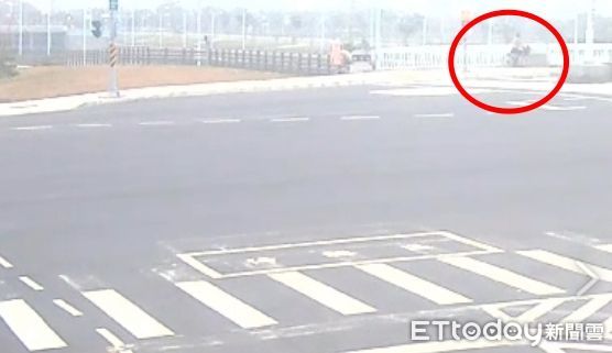 ▲▼張姓嫌犯將趙林姓婦人屍塊丟入前鎮河後，冷血的站在橋上看水面狀況,楠梓分屍,高雄分屍,高雄碎屍。（圖／記者許宥孺翻攝）