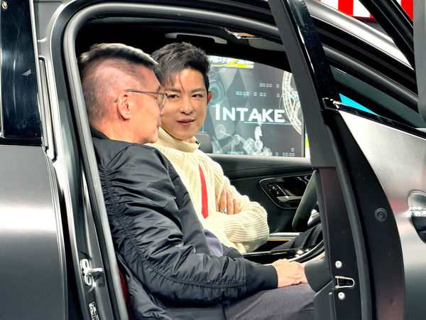 ▲敖犬將愛車Porsche 718 Cayman GTS開進攝影棚展示。（圖／TVBS）