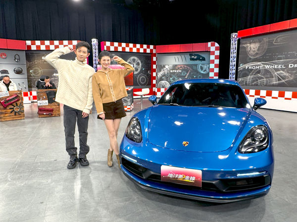 ▲敖犬將愛車Porsche 718 Cayman GTS開進攝影棚展示。（圖／TVBS）
