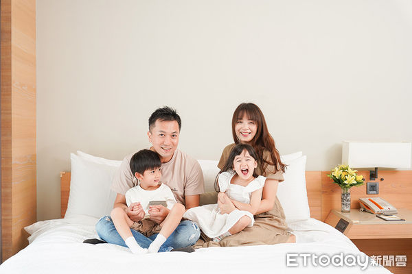 ▲和逸飯店&bull;台南西門館特別為親子家庭打造滿滿過節氛圍，7日起至3月14日，推出「情人節甜蜜助攻」系列優惠，入住旅客與旅伴現場比愛心手勢拍照，並於社群公開分享，即享免費升等至卡通主題房。（圖／和逸飯店&bull;台南西門館提供）  