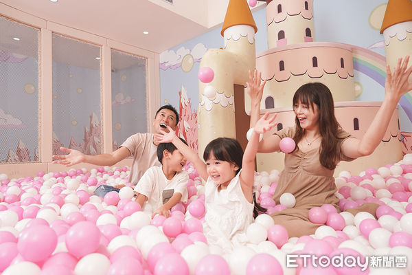 ▲和逸飯店&bull;台南西門館特別為親子家庭打造滿滿過節氛圍，7日起至3月14日，推出「情人節甜蜜助攻」系列優惠，入住旅客與旅伴現場比愛心手勢拍照，並於社群公開分享，即享免費升等至卡通主題房。（圖／和逸飯店&bull;台南西門館提供）  