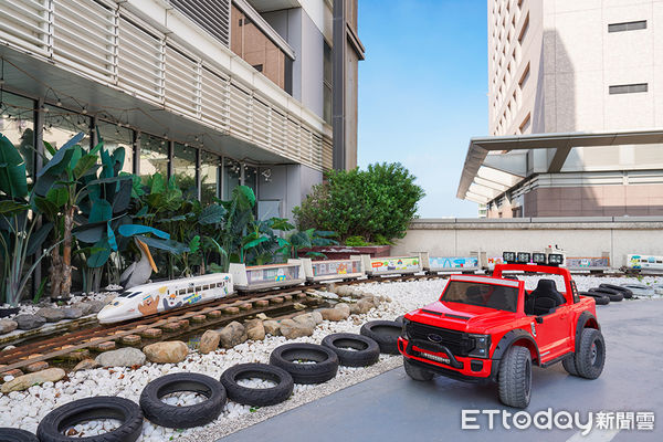 ▲和逸飯店&bull;台南西門館特別為親子家庭打造滿滿過節氛圍，7日起至3月14日，推出「情人節甜蜜助攻」系列優惠，入住旅客與旅伴現場比愛心手勢拍照，並於社群公開分享，即享免費升等至卡通主題房。（圖／和逸飯店&bull;台南西門館提供）  