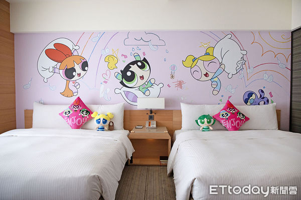 ▲和逸飯店&bull;台南西門館特別為親子家庭打造滿滿過節氛圍，7日起至3月14日，推出「情人節甜蜜助攻」系列優惠，入住旅客與旅伴現場比愛心手勢拍照，並於社群公開分享，即享免費升等至卡通主題房。（圖／和逸飯店&bull;台南西門館提供）  