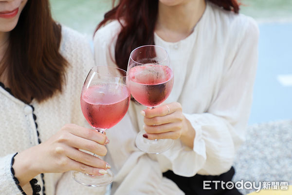 ▲和逸飯店&bull;台南西門館特別為親子家庭打造滿滿過節氛圍，7日起至3月14日，推出「情人節甜蜜助攻」系列優惠，入住旅客與旅伴現場比愛心手勢拍照，並於社群公開分享，即享免費升等至卡通主題房。（圖／和逸飯店&bull;台南西門館提供）  