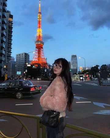 ▲林襄身穿粉紅毛絨外套，整體造型十分時髦。（圖／翻攝自Instagram／95_mizuki）