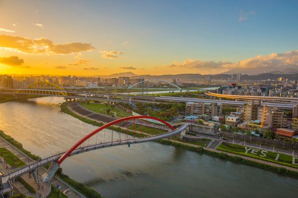 ▲錫口碼頭彩虹橋夕陽和夜景。（圖／水利處提供）