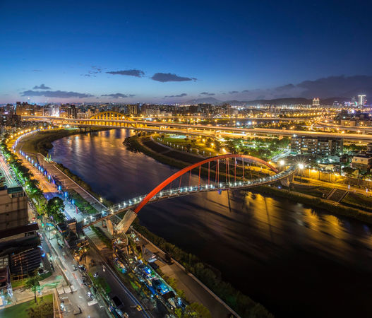 ▲錫口碼頭彩虹橋夕陽和夜景。（圖／水利處提供）
