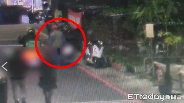 ▲▼高雄碎屍,碎屍殺人,張姓嫌犯殺害張婦後，晚間8點在鬧街上提著黑色提袋棄屍。（圖／記者許宥孺翻攝）