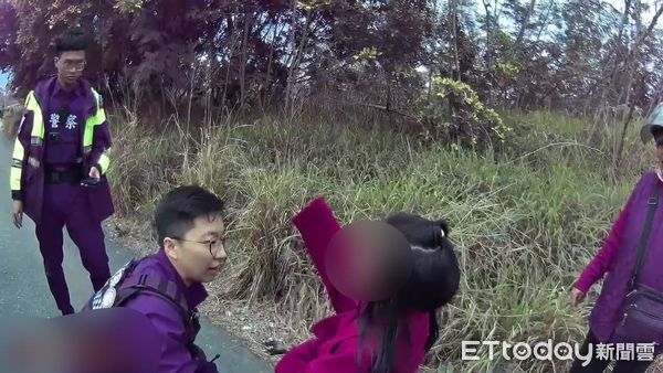 ▲暖警耐心安撫迷途女童護送返家。（圖／記者楊漢聲翻攝）
