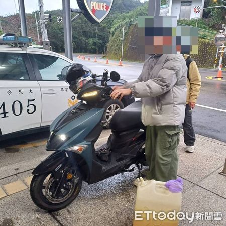 ▲民眾機車沒油員警熱心協助。（圖／記者楊漢聲翻攝）