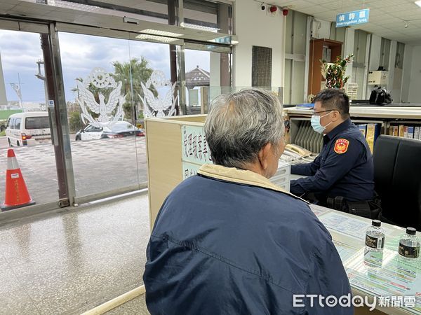 ▲員警細心照顧迷途民眾並協助返家。（圖／記者楊漢聲翻攝）