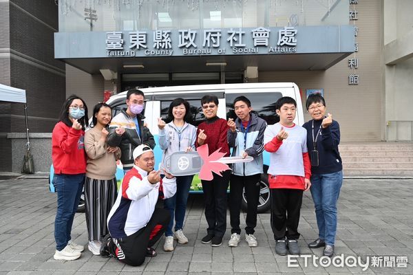 ▲台東東縣府爭取日間照顧交通車。（圖／記者楊漢聲翻攝）
