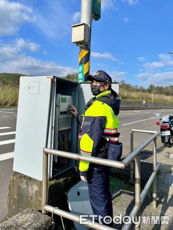 ▲越南籍遊客遺失背包 新北女警熱心助尋回。（圖／記者郭世賢翻攝）