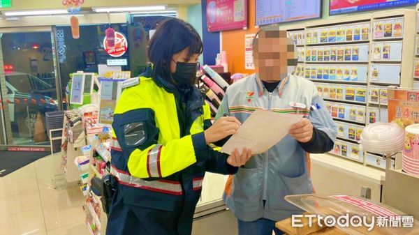 ▲越南籍遊客遺失背包 新北女警熱心助尋回。（圖／記者郭世賢翻攝）