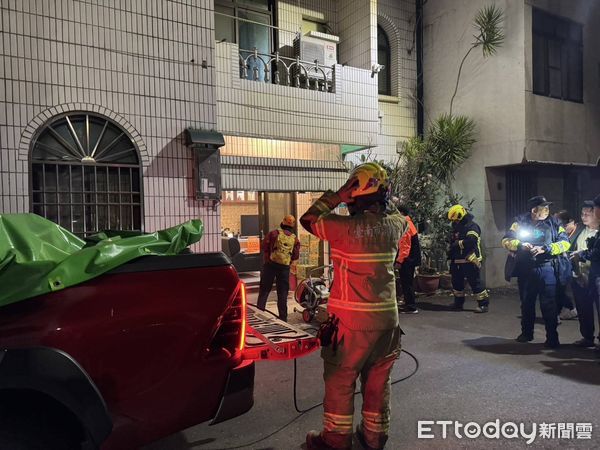 ▲台南市消防局麻豆分隊7日晚上接獲住宅煮食不慎火警，麻豆分隊立即使用多功能救助皮卡車上細水霧幫浦出水壓制火勢，成功快速撲滅火勢。（圖／記者林東良翻攝，下同）