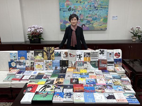 ▲▼鄭麗君在台北國際書展狂掃97本書，笑稱讓辦公室瞬間高朋滿坐。（圖／行政院提供）