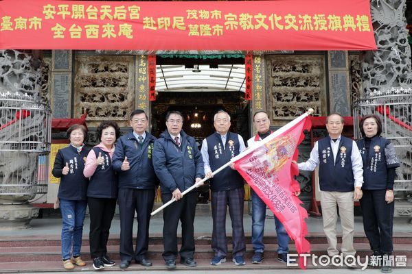 ▲台南安平開台天后宮受邀前往印尼參加元宵嘉年華及遶境，8日一早舉辦行前授旗典禮以振士氣，由台南市長黃偉哲親往授旗。（圖／記者林東良翻攝，下同）