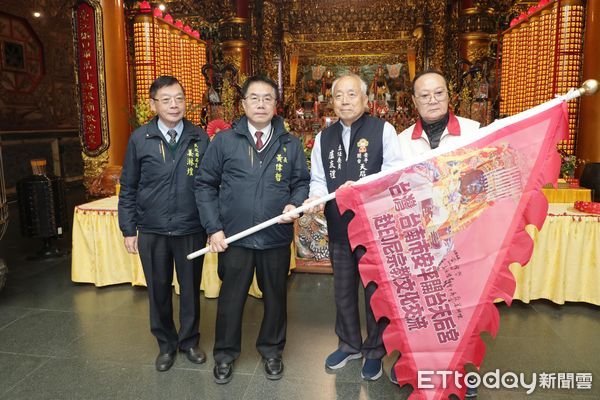 ▲台南安平開台天后宮受邀前往印尼參加元宵嘉年華及遶境，8日一早舉辦行前授旗典禮以振士氣，由台南市長黃偉哲親往授旗。（圖／記者林東良翻攝，下同）