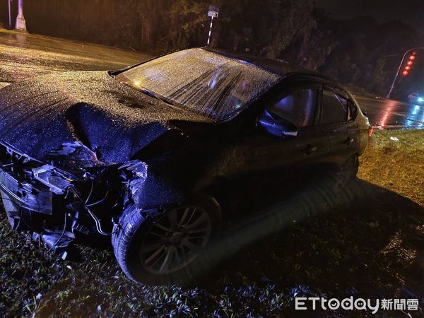 ▲▼男子駕車飈速撞上路旁護欄及電桿，導致車輛幾乎全毀。（圖／去安警分局提供，下同）