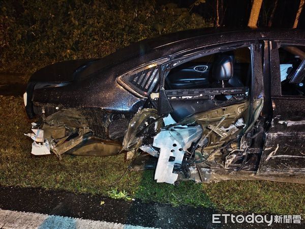 ▲▼男子駕車飈速撞上路旁護欄及電桿，導致車輛幾乎全毀。（圖／去安警分局提供，下同）